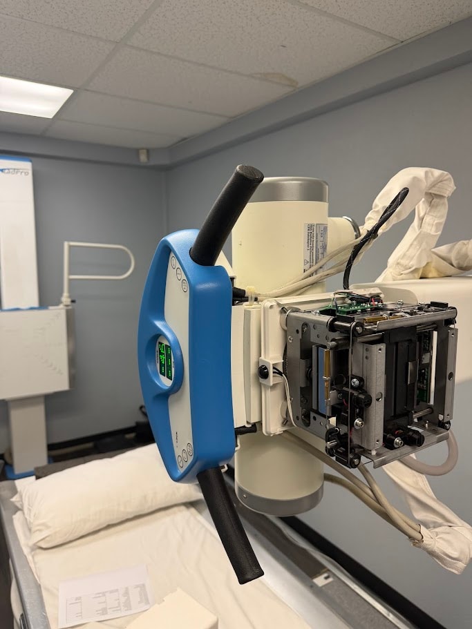 X-ray tube head with detector assembly